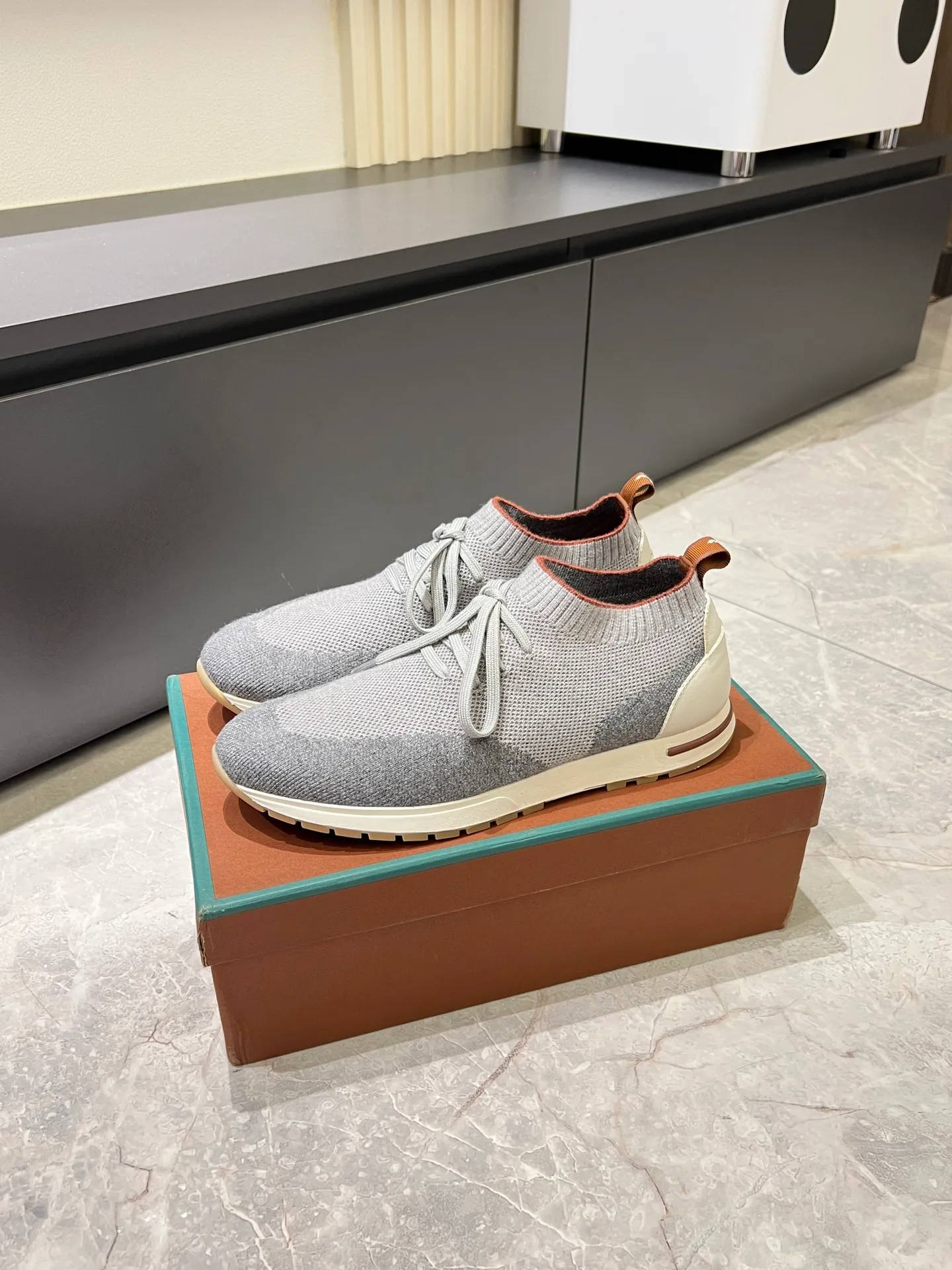Men's Men's Shoes 💰p380 Loro Men's Shoes 💰piana/Noyo Piana 360 L Men's Shoes 💰p Flexy Walk Men's Sports Shoes These sports shoes are made of knitted wool uppers, and the heel is wrapped in smooth calf leather. Merino sheep are selected from Australia and New Zealand. The upper is machine-woven like a sweater, and then equipped with a white rubber outsole and a Kummel-colored sole. It is both beautiful and non-slip. The fabric is 100% cashmere and the insole is calf leather. It is super comfortable on the feet! Comes with full original packaging! Multiple colors available! Size: 38-44 (45 customized)